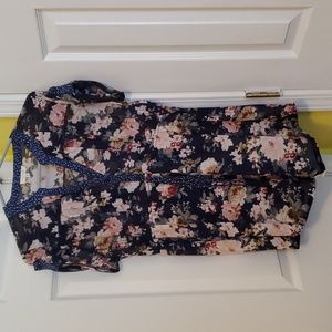 Nice XL Siren Lily maternity, short sleeve blouse. Lightweight navy floral.